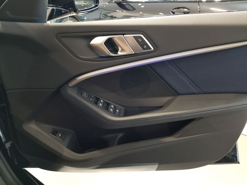 BMW新型１シリーズの前席ドアパネル